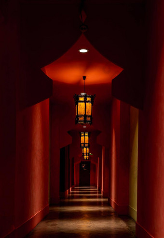 中国人风格酒店走廊门红色的墙国中国人灯笼照亮灯笼领先的酒店房间