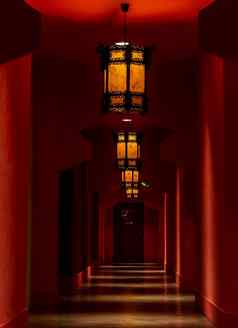 中国人风格酒店走廊门红色的墙国中国人灯笼照亮灯笼领先的酒店房间