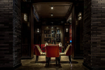 餐厅表格红色的椅子红色的玫瑰复古的餐厅
