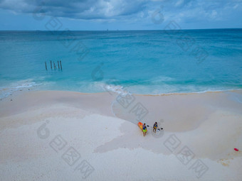 夫妇皮划艇<strong>海洋</strong>假期阿鲁巴岛加勒比海男人。女人中期年龄皮艇<strong>海洋蓝色</strong>的克莱亚水