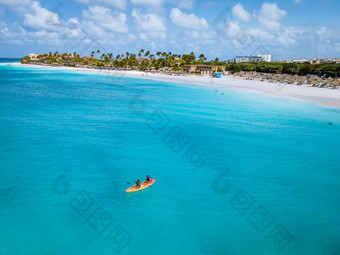 夫妇皮划艇海洋假期阿鲁巴岛加勒比海男人。女人中期年龄皮艇海洋蓝色的克莱亚水