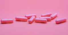 粉红色的胶囊药片粉红色的背景女人健康保险预算药店商店横幅制药行业维生素补充胶囊药片行业快乐药片抗抑郁剂
