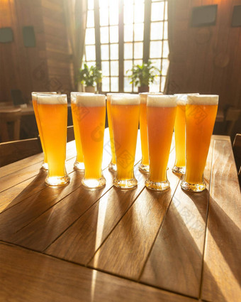 很多啤酒喝眼镜杯子表格太阳发光玻璃影子