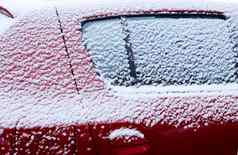 白雪覆盖的红色的车窗口自然背景雪