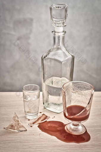 破碎的玻璃红色的番茄汁泄漏表格瓶伏特加