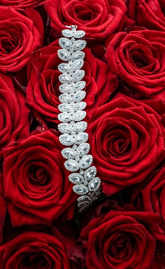 奢侈品<strong>钻石手镯</strong>花束红色的玫瑰珠宝爱礼物情人节一天浪漫的假期现在