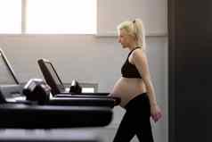 怀孕了女人培训跑步机机健身房有氧运动练习运行模拟器