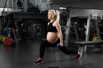 怀孕了健身女人<strong>弓步</strong>练习腿肌肉