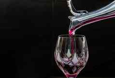 平躺作文倒红色的酒投手葡萄酒杯传统的酿酒酒品尝概念