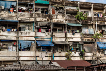 几何模式多层公寓房子集团窗户租户木材阳台社会问题过度拥挤的国家