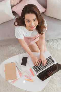优雅的亚洲夫人自由工人打字移动PC电脑回复消息在线商店客户服务互联网