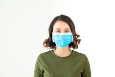 女人穿脸面具空气污染病毒疫情城市