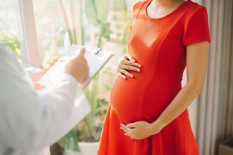 医生会说话的怀孕了女人给<strong>论述</strong>孤立的窗口