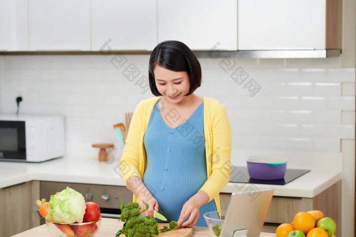 怀孕了女人切割西兰花新鲜的绿色沙拉女准备美味的有机晚餐首页