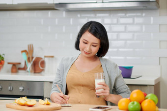 怀孕了女人准备健康的食物