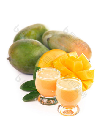 异国情调的多汁的芒果水果眼镜新鲜的自然芒果汁孤立的白色背景