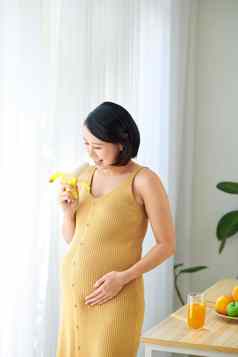 怀孕了女人生活房间健康的水果汁吃香蕉