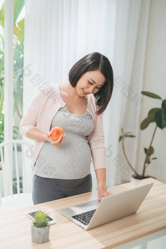 美丽的怀孕了女人<strong>苹果</strong>移动PC<strong>首页</strong>