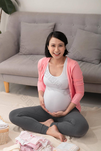怀孕了女人准备好了孕妇医院包装婴儿衣服