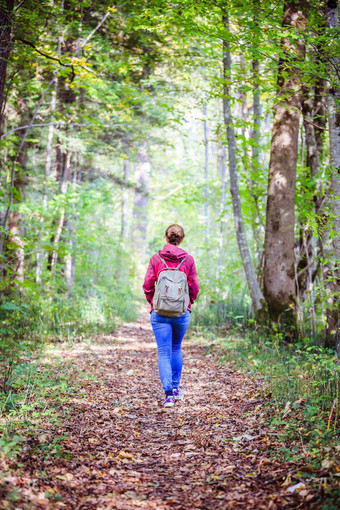 心免费的森林治疗概念年轻的女孩徒步旅行绿色森林