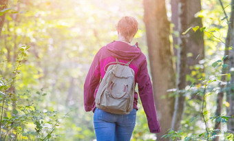 心免费的森林治疗概念年轻的女孩徒步旅行绿色森林
