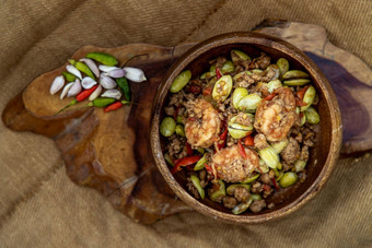 搅拌炸苦豆子sator虾木碗传统的食物南部泰国辣的臭豆