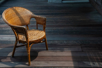 柳条椅子舒适的阳台阳台木房子