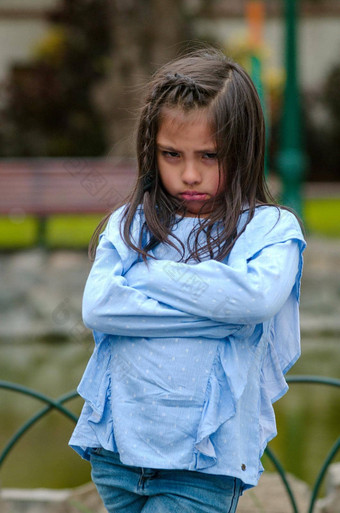 愤怒的女孩显示挫折分歧
