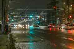 图拉俄罗斯12月晚上汽车交通宽城市街特写镜头长焦拍摄