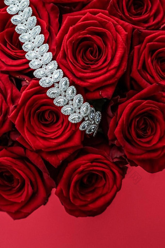 奢侈品钻石手镯花束红色的玫瑰珠宝<strong>爱</strong>礼物情人节一天浪漫的假期<strong>现在</strong>