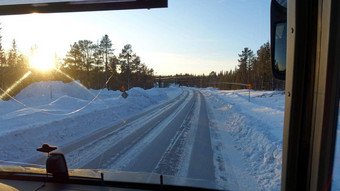 雪路日落公共汽车