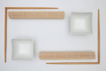 前视图白色空寿司盘子竹子筷子垫