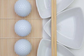 前视图白色空寿司盘子竹子筷子高尔夫球球