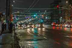 图拉俄罗斯12月晚上汽车交通宽城市街特写镜头长焦拍摄