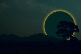 环<strong>月球</strong>eclipse回来轮廓<strong>树</strong>山晚上天空
