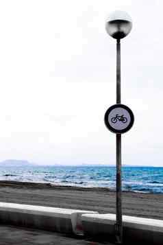被禁止的自行车交通标志走海