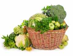 新鲜的绿色蔬菜柳条篮子白色背景
