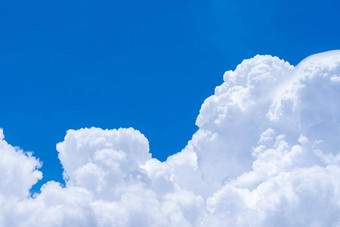 白色毛茸茸的云蓝色的天空软触摸感觉棉花白色蓬松的Cloudscape空间文本美自然特写镜头白色积云云纹理背景天空阳光明媚的一天