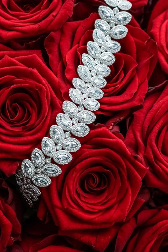 奢侈品钻石手镯花束红色的玫瑰珠宝<strong>爱</strong>礼物情人节一天浪漫的假期<strong>现在</strong>