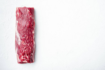 新鲜的生牛肉肉一块里脊肉牛排白色石头背景前视图平躺复制空间文本
