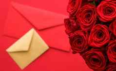 爱信花交付服务情人节一天奢侈品花束红色的玫瑰卡信封红色的背景