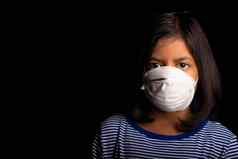 肖像女孩穿医疗面具病毒保护