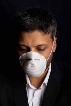 年轻的英俊的医疗面具防止传播会传染的病毒化学气体