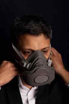 年轻的英俊的工业面具防止传播会传染的病毒化学气体