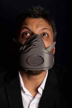 年轻的英俊的尖叫工业面具防止传播会传染的病毒化学气体
