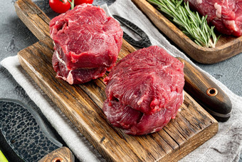 生新鲜的大理石的肉黑色的安格斯牛排菲力牛排里脊肉减少木切割董事会灰色的石头背景