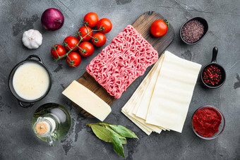 成分使传统的烤宽面条薄意大利面奶酪西红柿贝哈梅尔灰色的石头背景前视图平躺