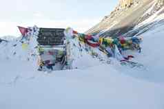 祈祷旗帜thorung通过峰会覆盖重雪