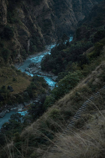 美丽的marshyangdi河流动峡谷谷下面岩石楼梯