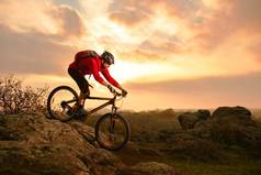 骑自行车的人红色的骑自行车夏天岩石小道日落极端的体育运动复古骑自行车概念